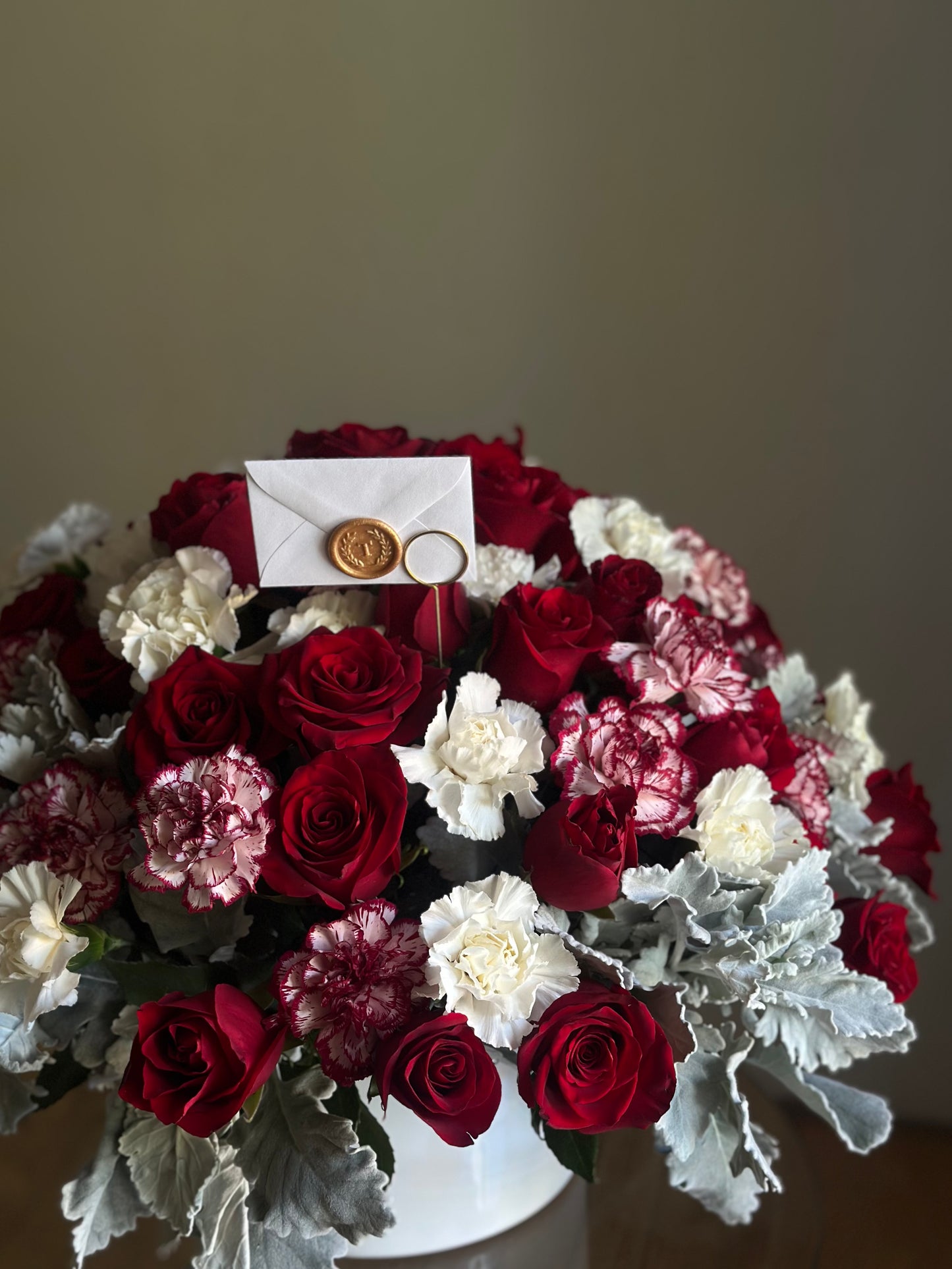 Arreglo de rosas rojas con claveles