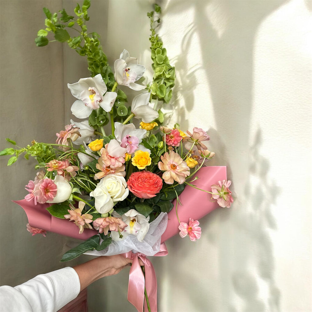 Ramo de ranunculus y orquídeas