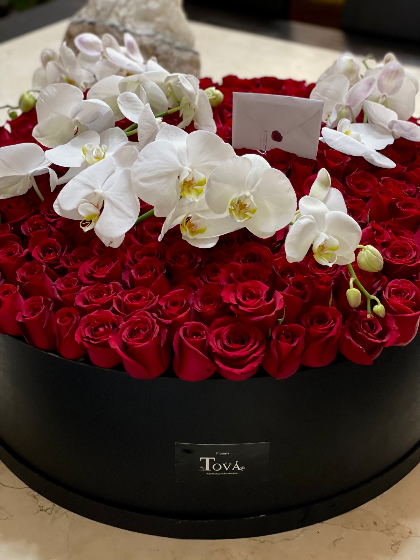 Arreglo Floral de Rosas Rojas con Orquídeas
