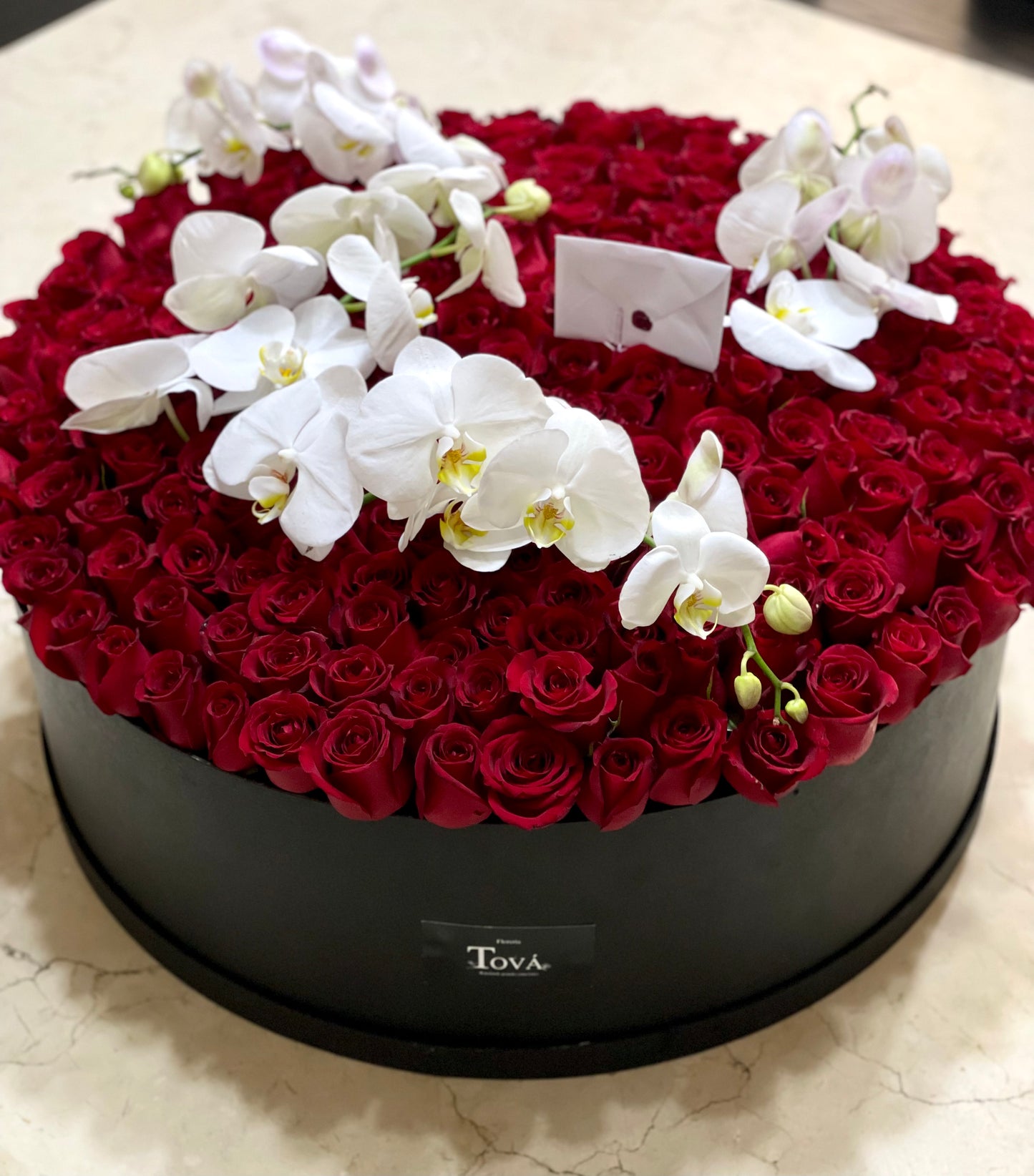 Arreglo Floral de Rosas Rojas con Orquídeas