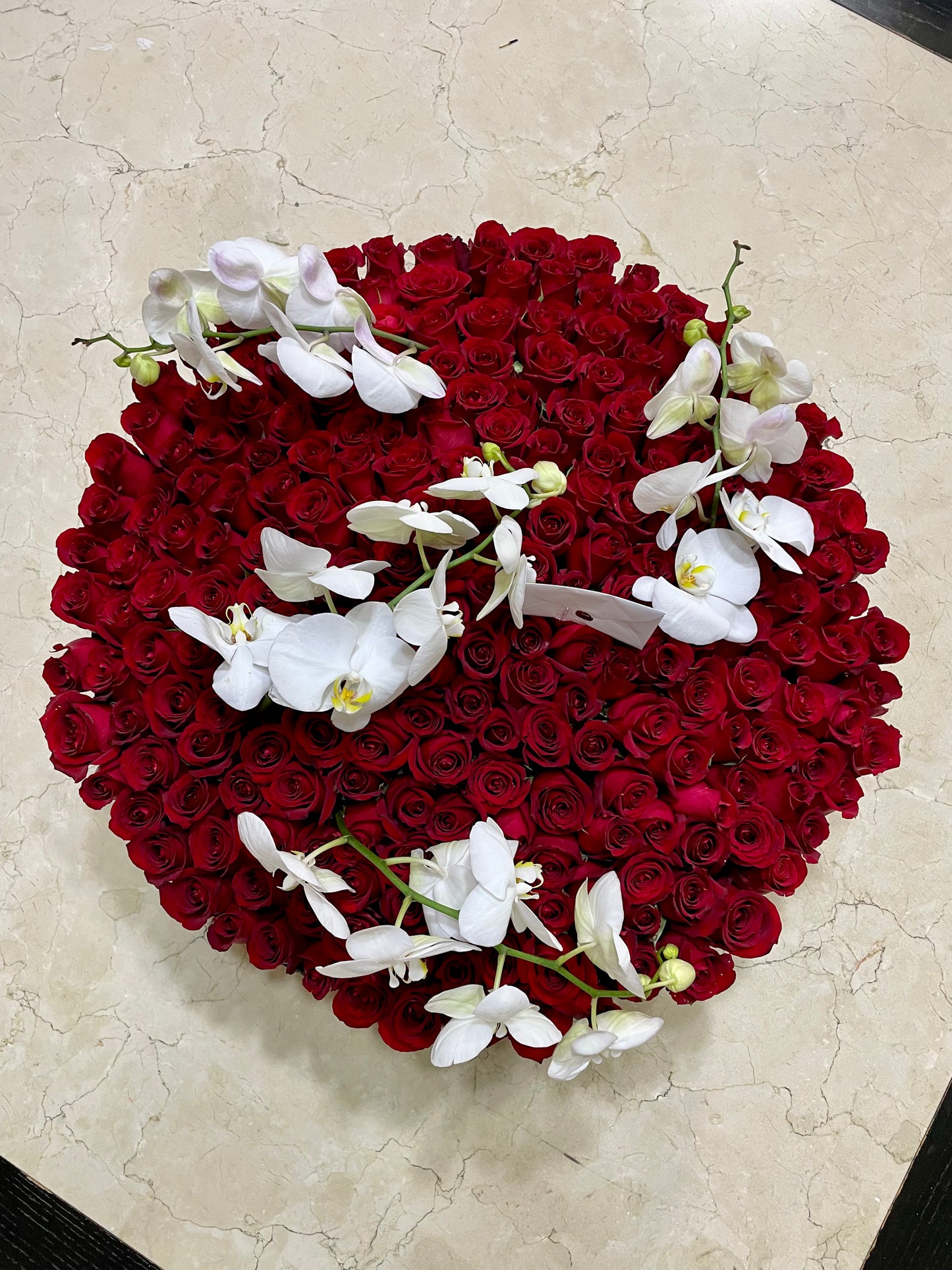 Arreglo Floral de Rosas Rojas con Orquídeas