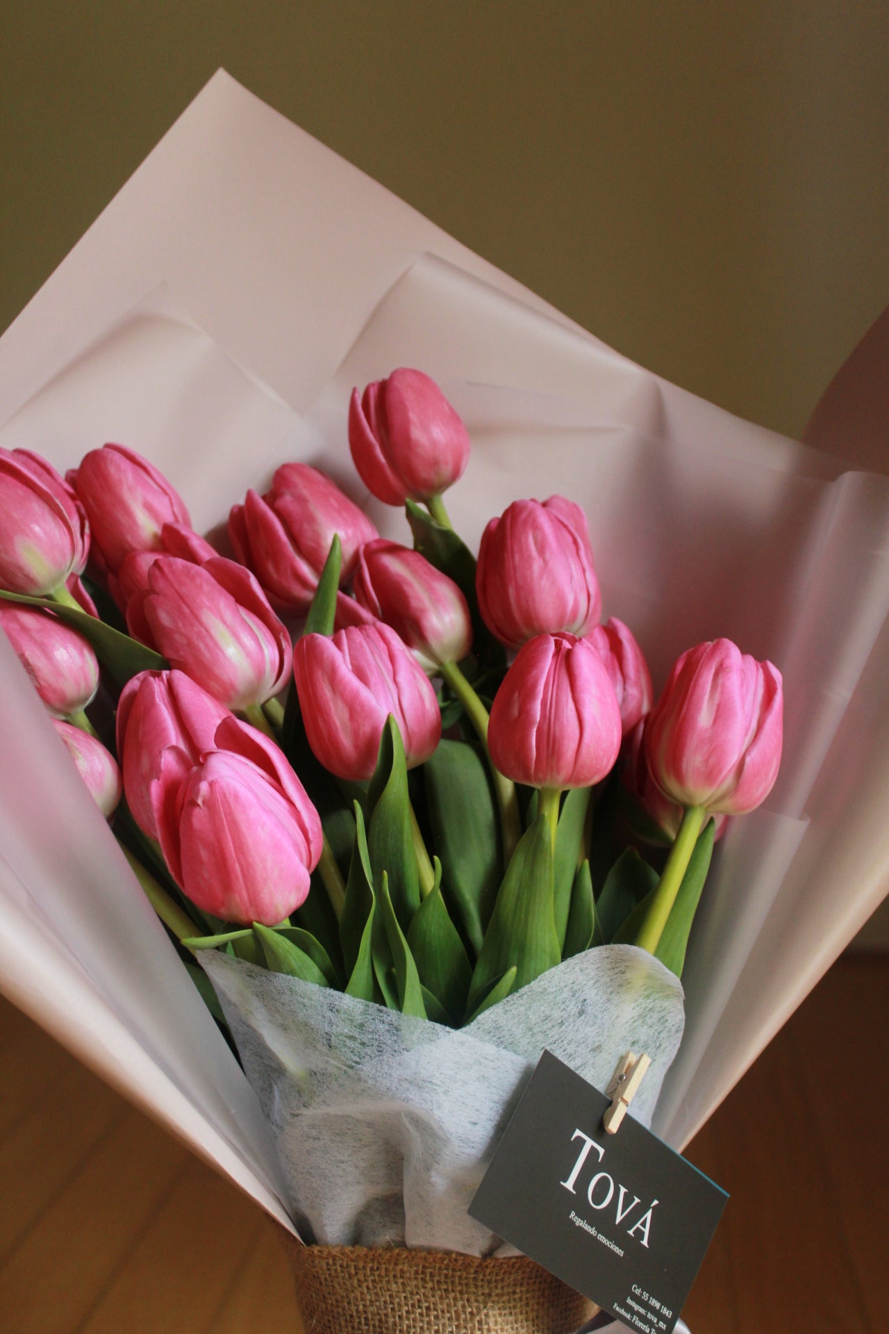 20 tulipanes en ramo.