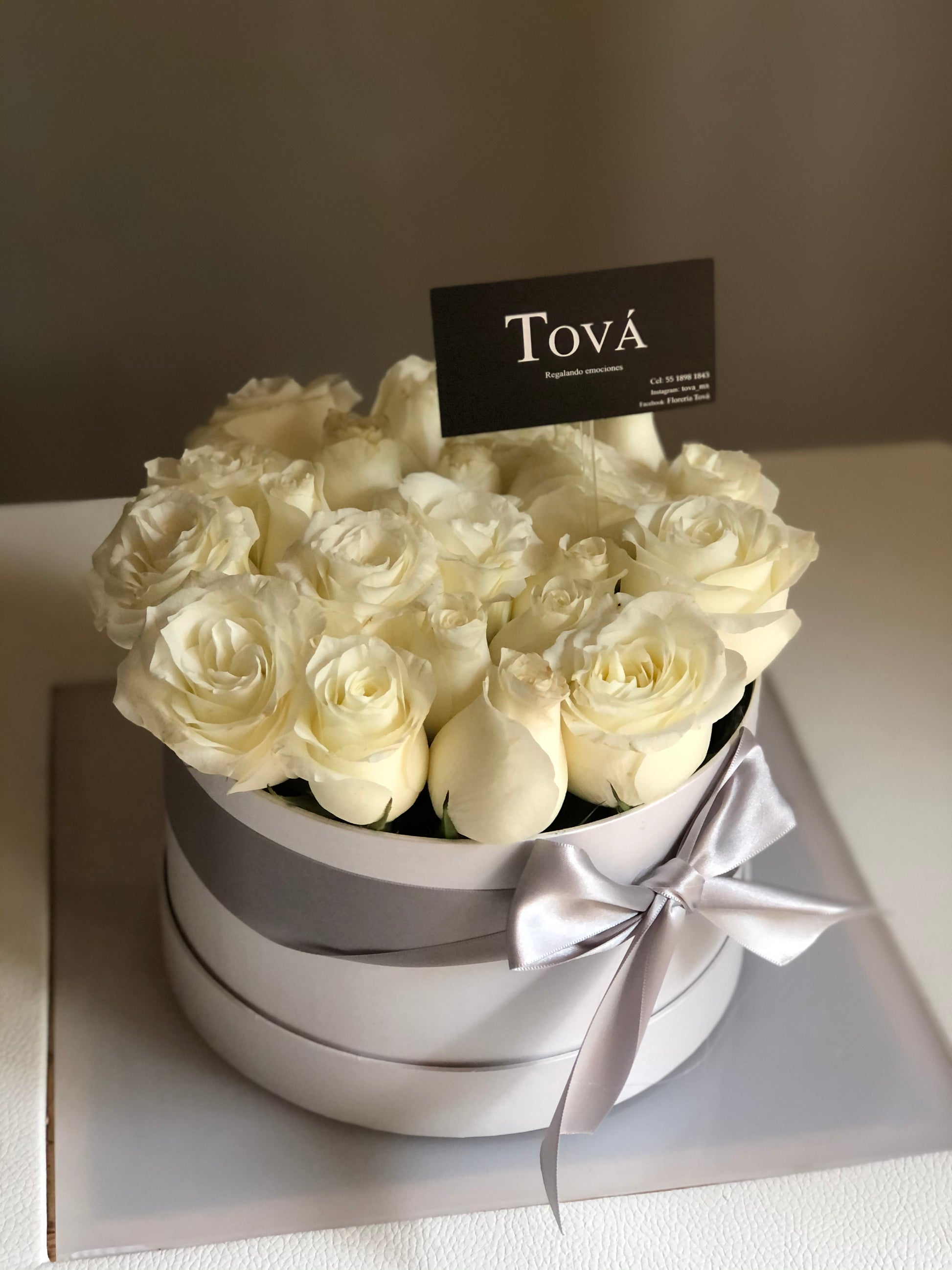 2 docenas de rosas de invernadero sobre base de madera rígida.