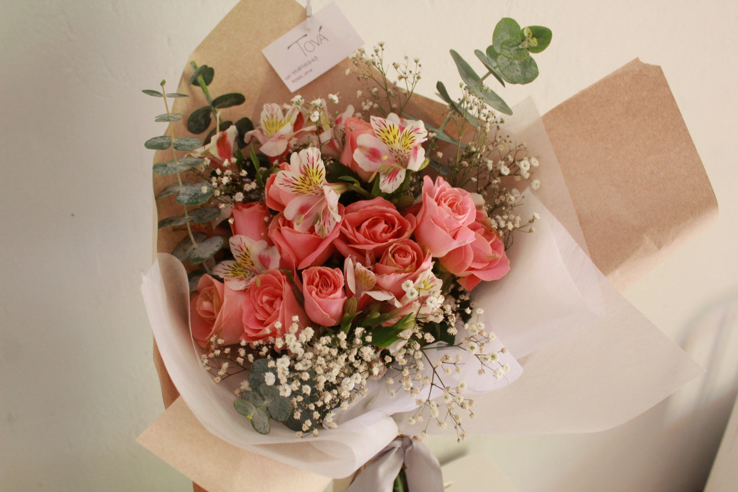 Docena de rosas con follaje.