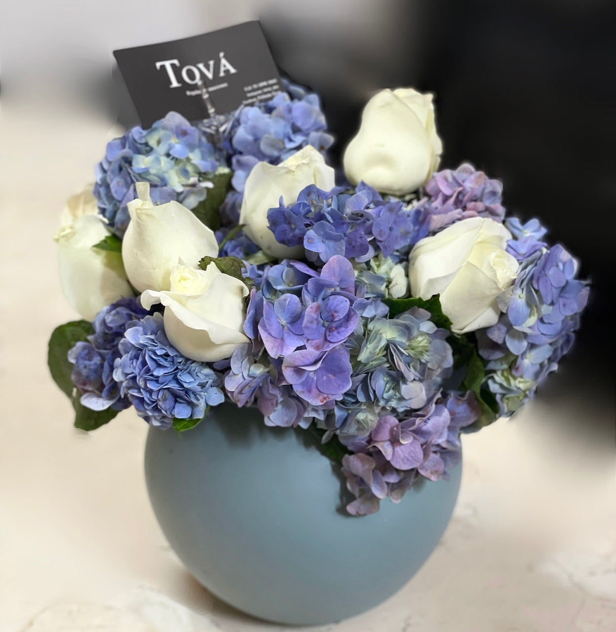 Hortensias con una docena de rosa de invernadero.