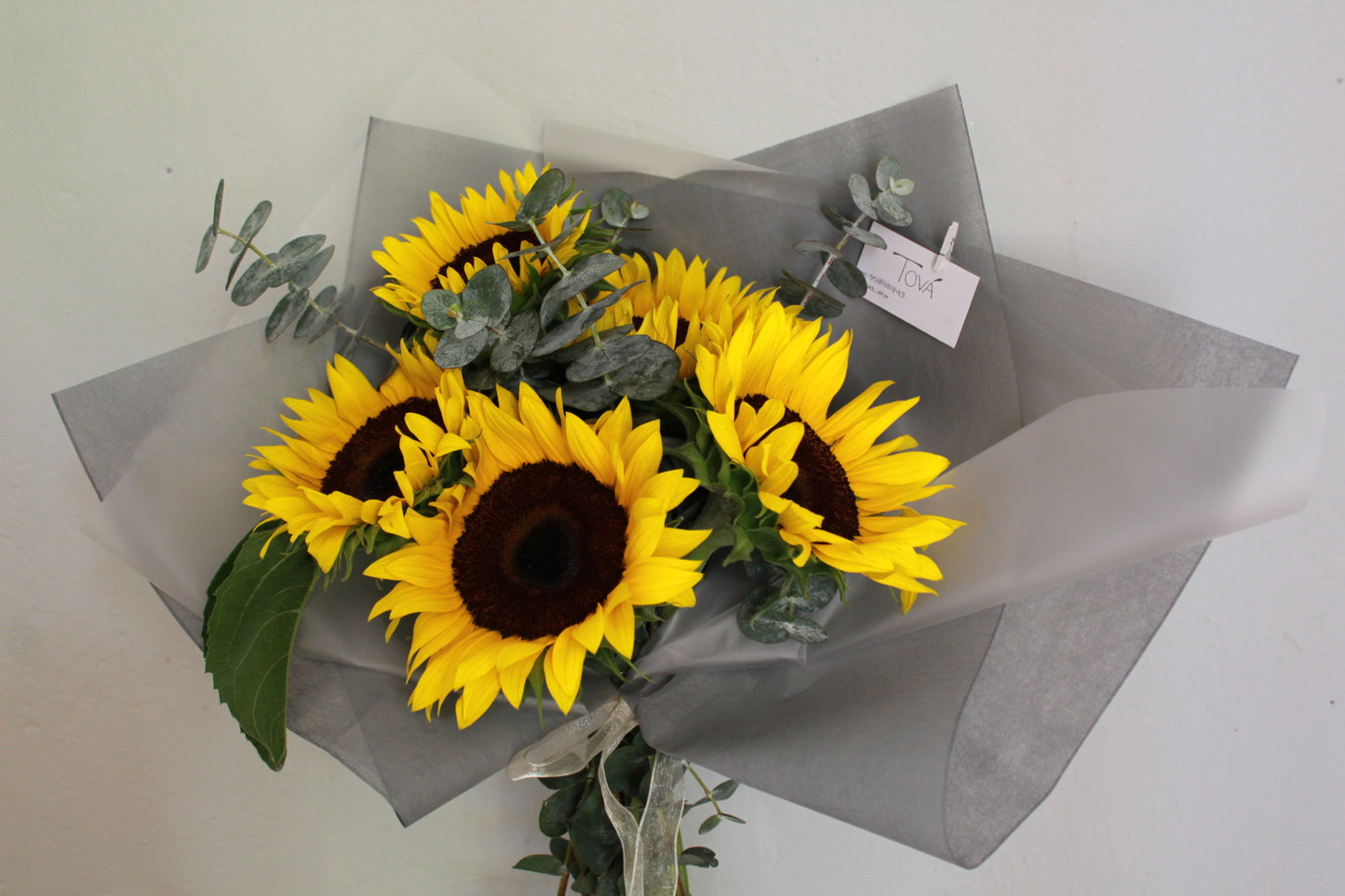 5 girasoles con follaje.