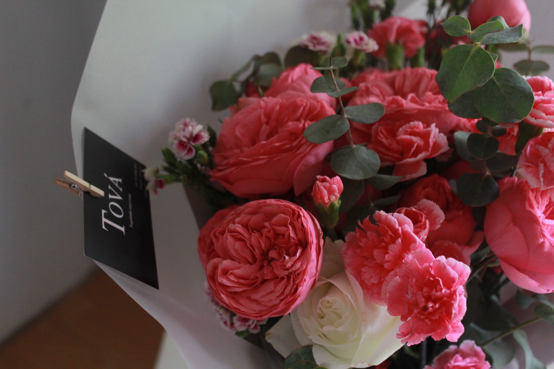 Rosas inglesas, claveles, rosas de invernadero y follaje.