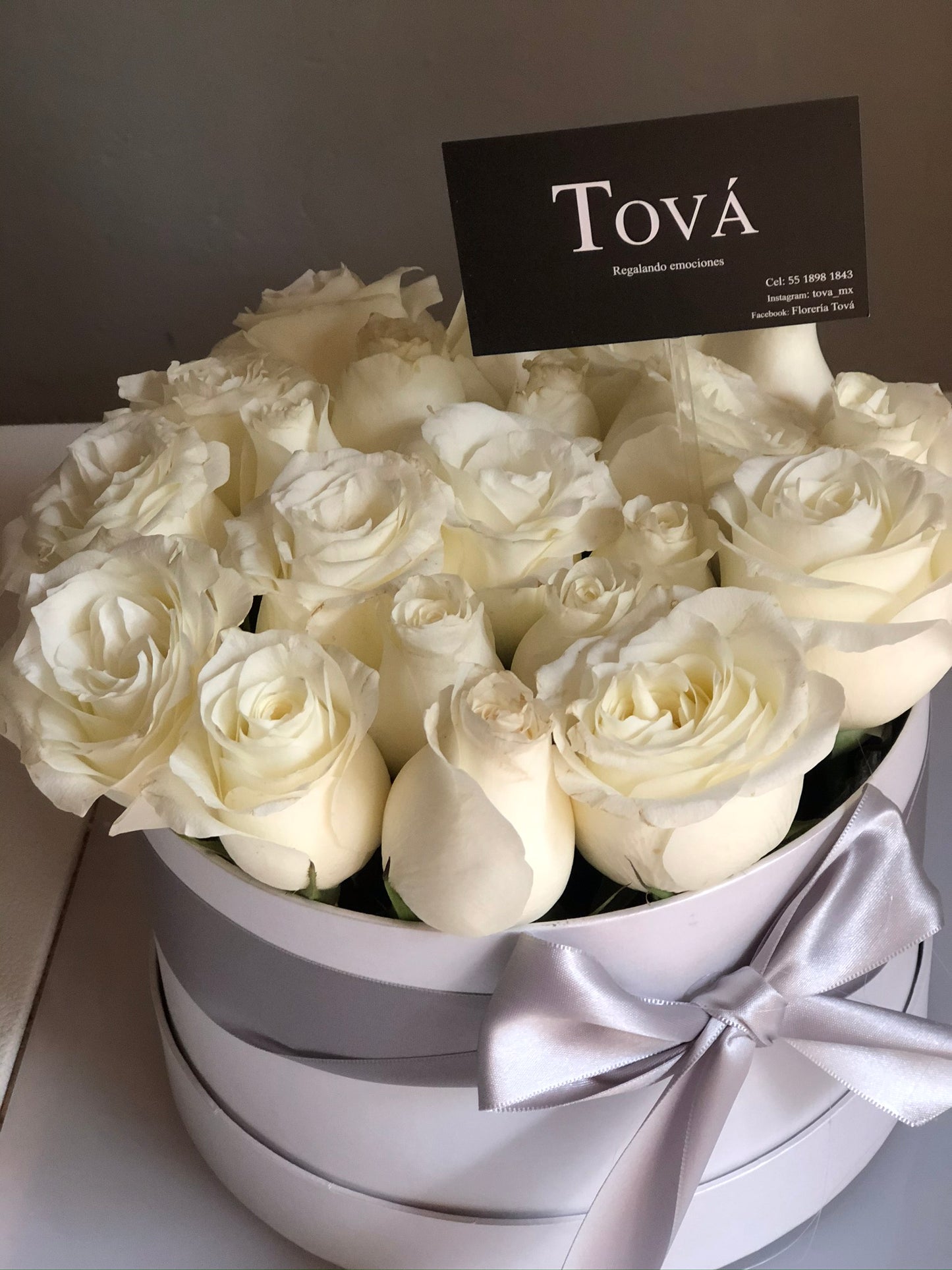 2 docenas de rosas de invernadero sobre base de madera rígida.