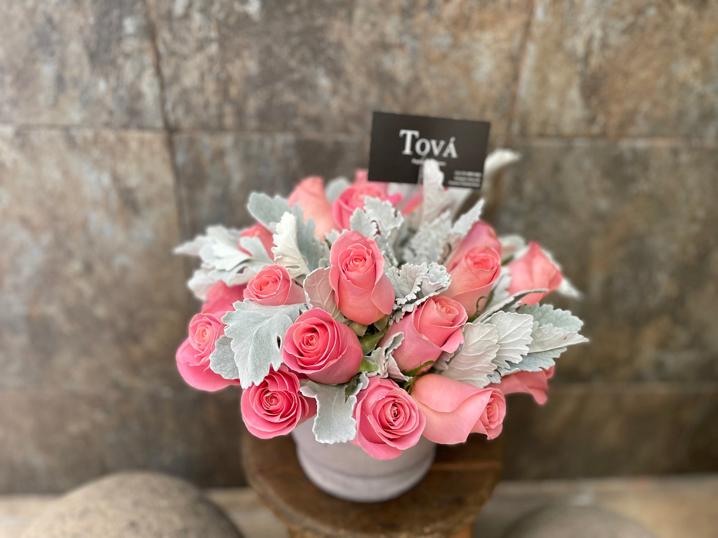 2 docenas de rosas sobre florero de cerámica.