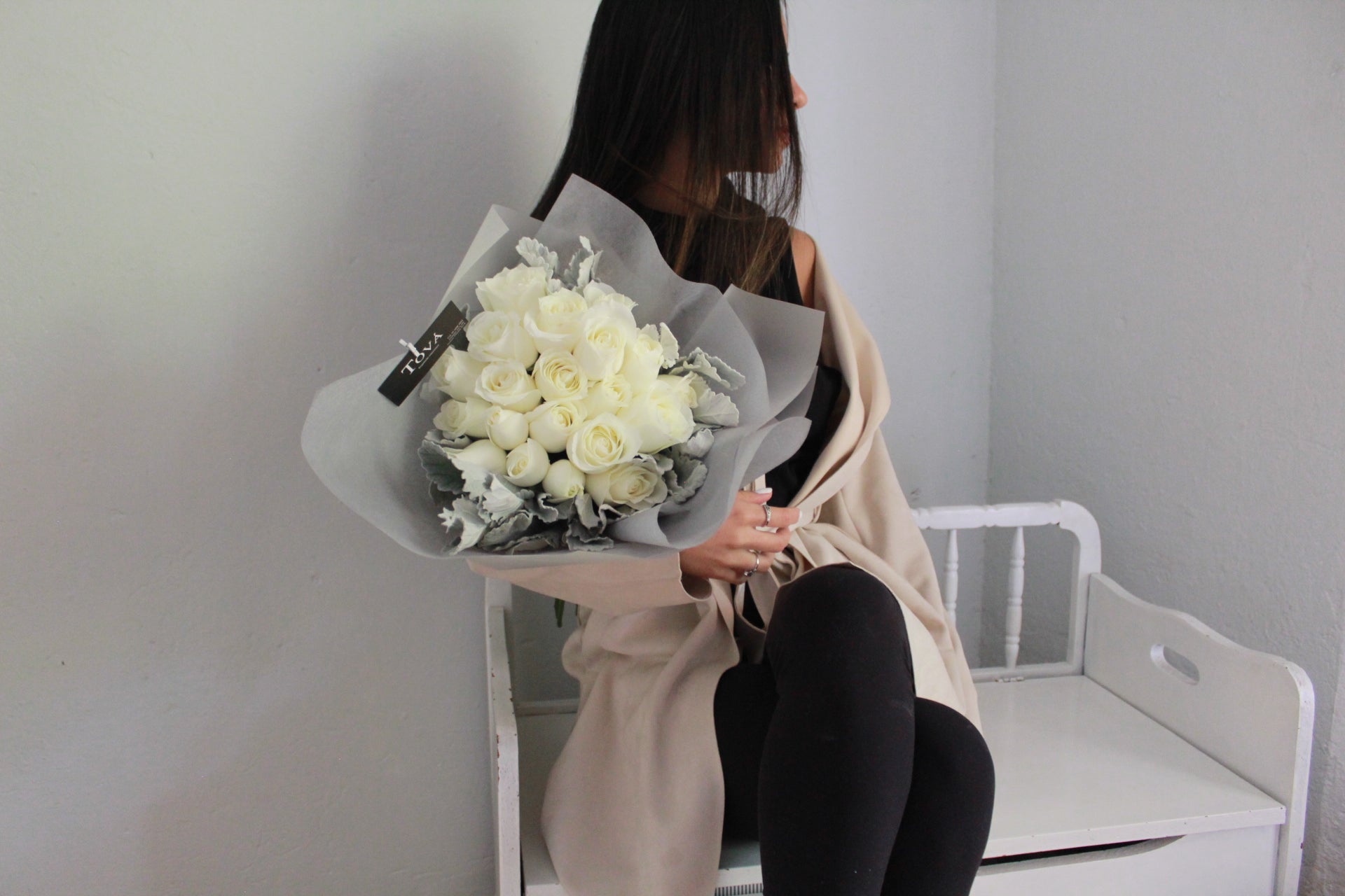 Ramo con 24 rosas y follaje.