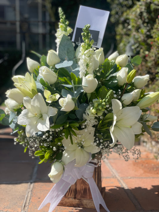 Arreglo floral de aproximadamente 70 rosas con lilis.