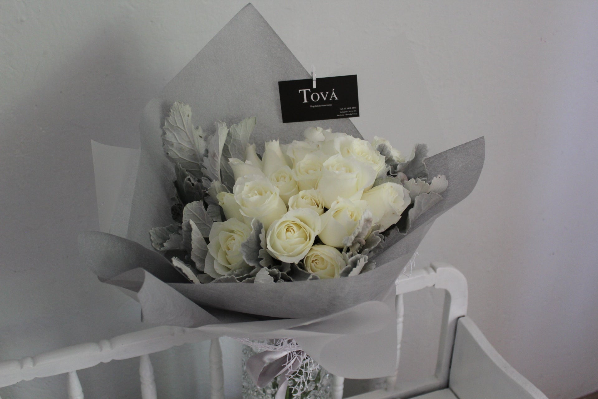 Ramo con 24 rosas y follaje.