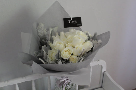 Ramo con 24 rosas y follaje.