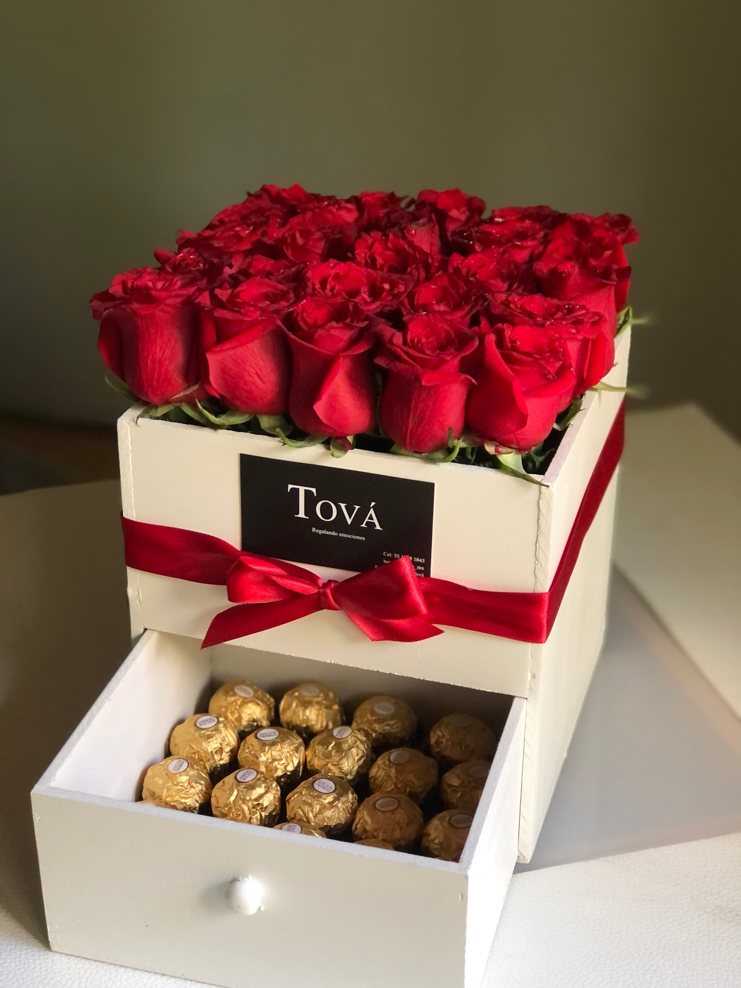 Más de 20 rosas de invernadero con una caja de 24 chocolates ferrero; caja de madera rígida y reutilizable.