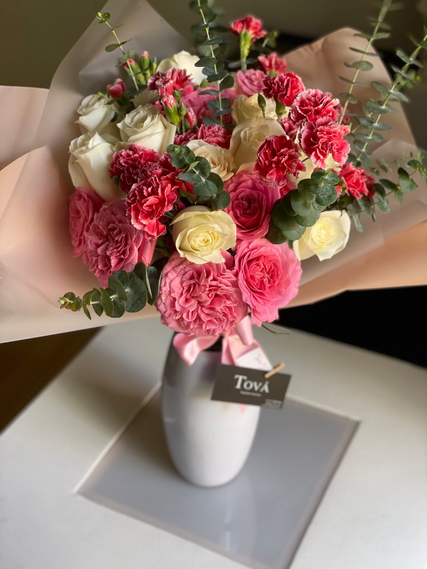 Rosas inglesas, claveles, rosas de invernadero y follaje.