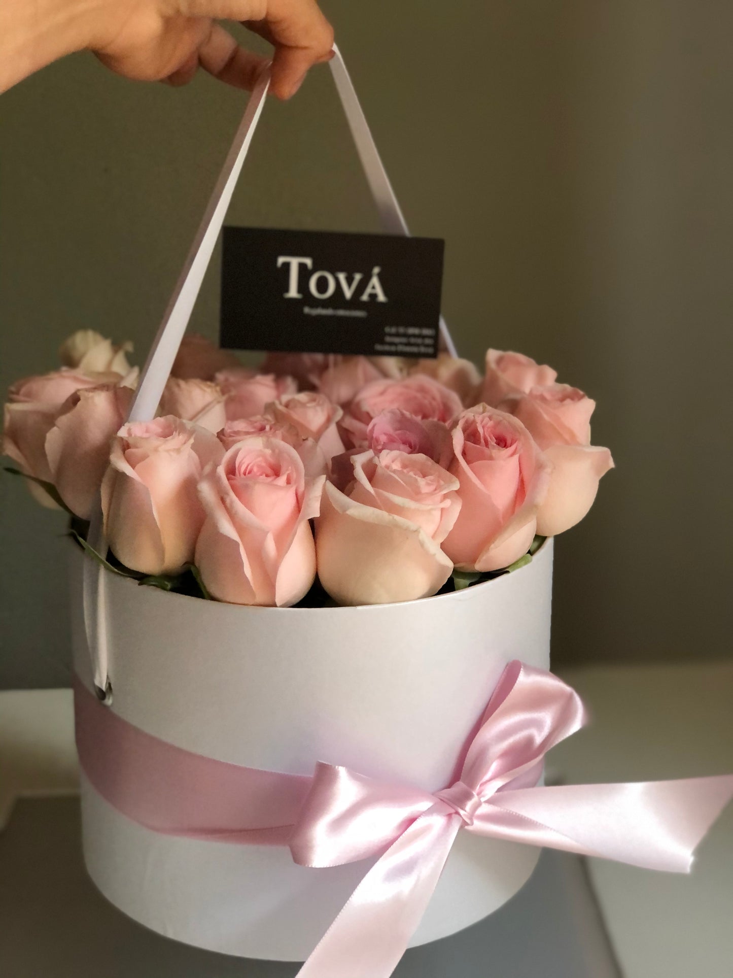 20 rosas de invernadero sobre caja de madera rígida.