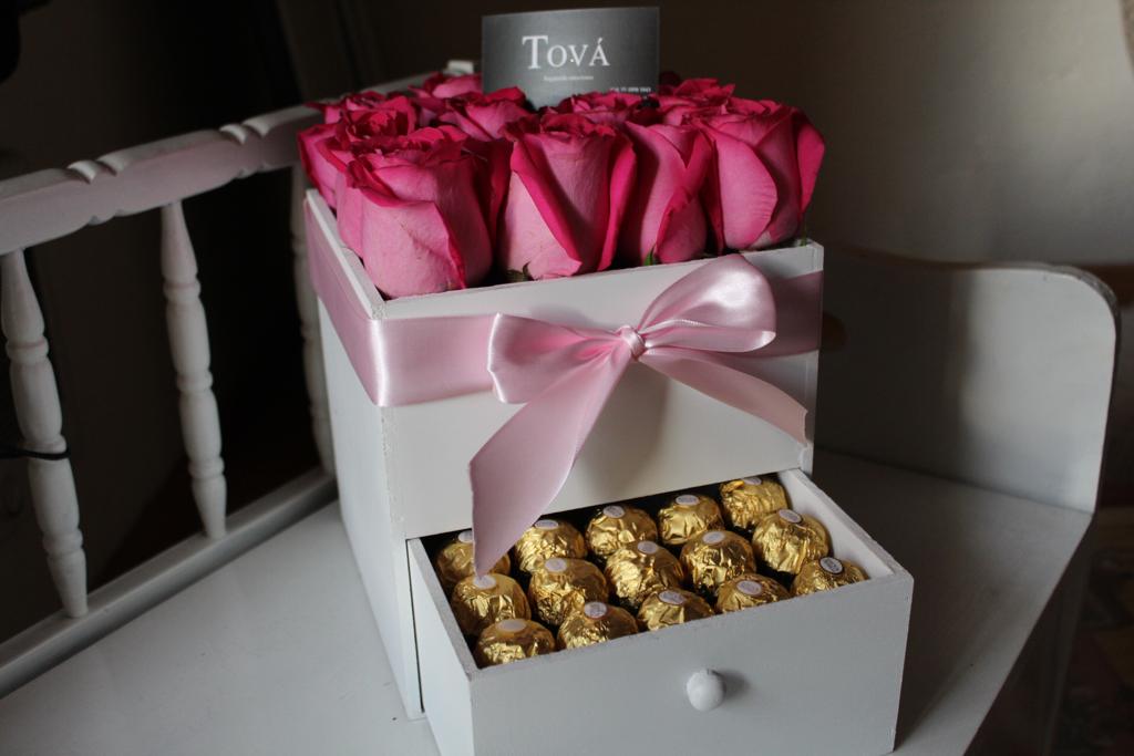 Más de 20 rosas de invernadero con una caja de 24 chocolates ferrero; caja de madera rígida y reutilizable.