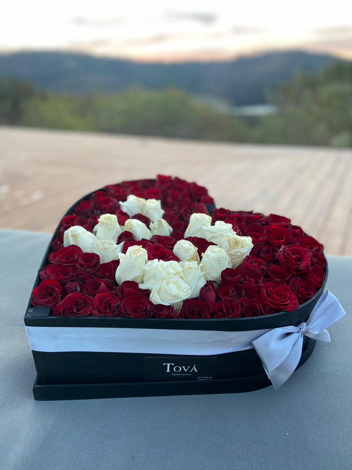 Corazón en caja de madera con aproximadamente 120 rosas naturales.