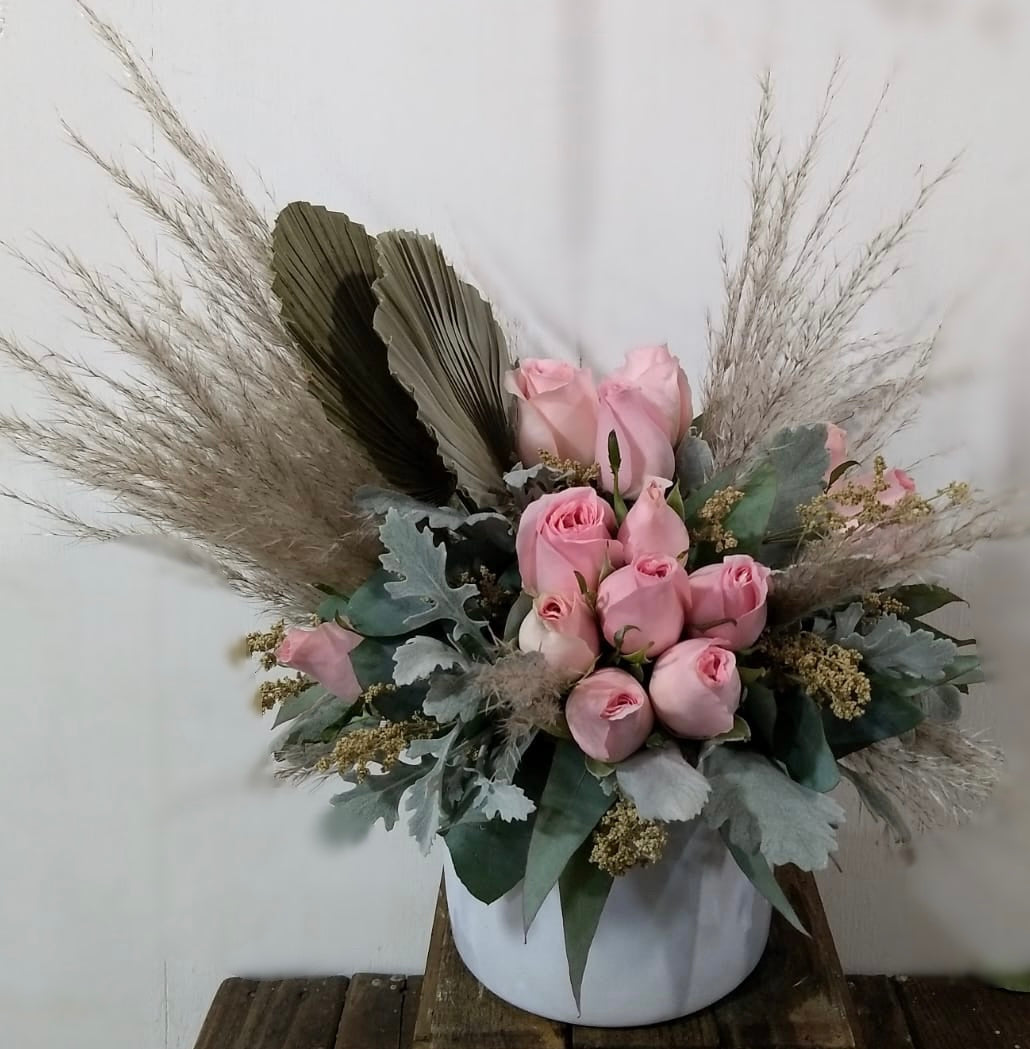 Arreglo floral con 24 rosas, con follaje y pampa. Florero de cerámica.