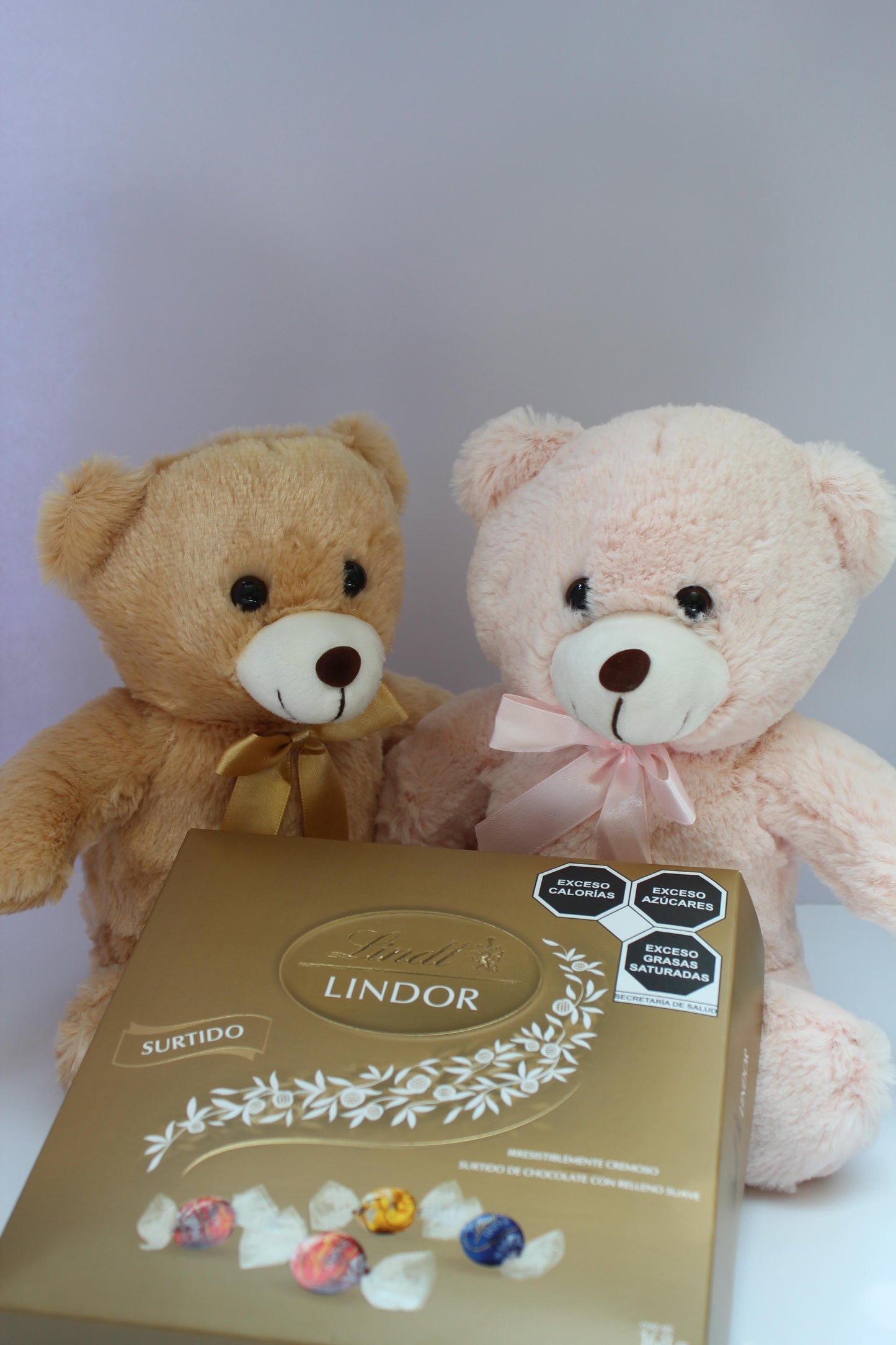 Oso de peluche hecho en México con caja de chocolates Lindt