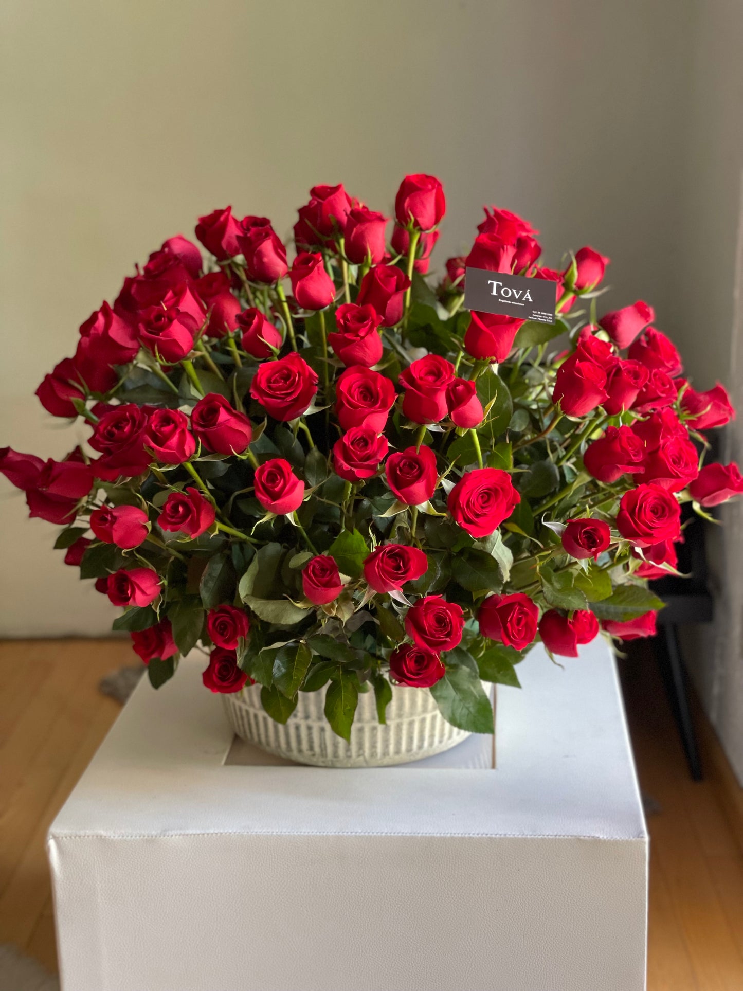 Arreglo frondoso de 120 rosas.