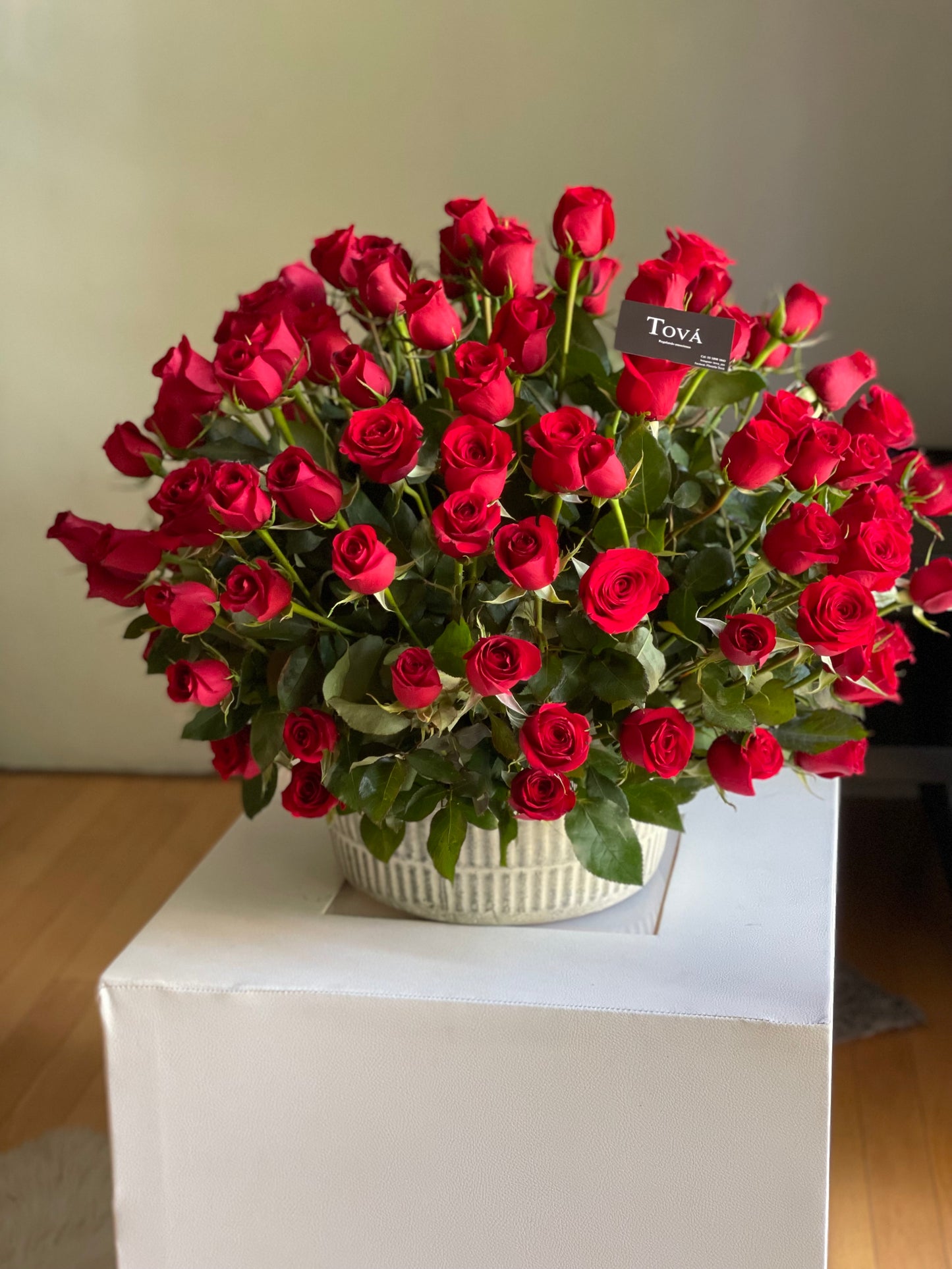 Arreglo frondoso de 120 rosas.