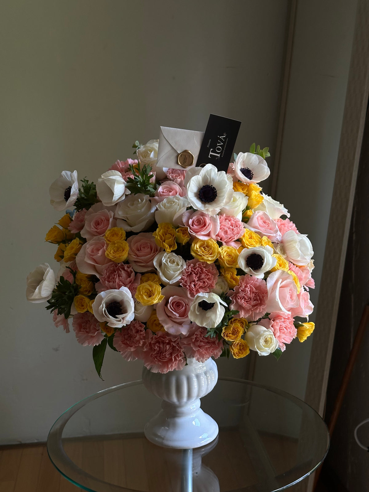 Arreglo floral con anémonas