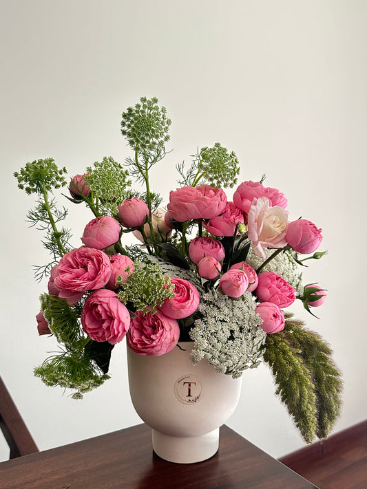Arreglo floral de rosa vuvuzelas