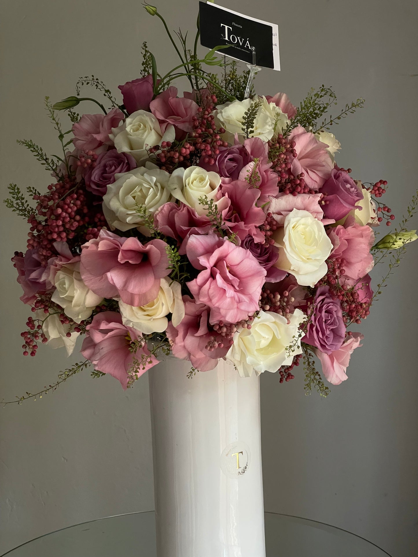 Lisianthus y rosas