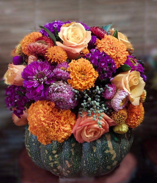 Arreglo floral sobre calabaza natural para decoración y regalos en día de muertos/halloween