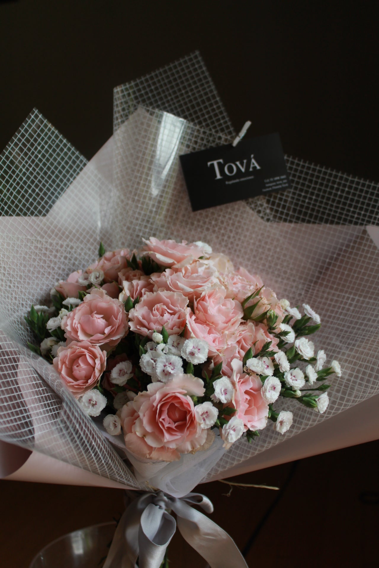 Bouquet de mini rosas con follaje.