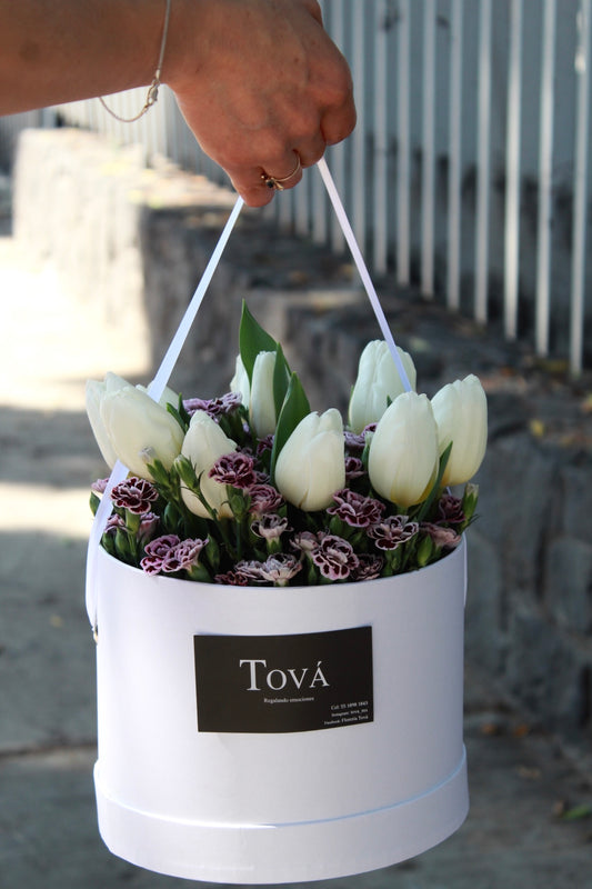 10 tulipanes con follaje, sobre base de cartón rígido.