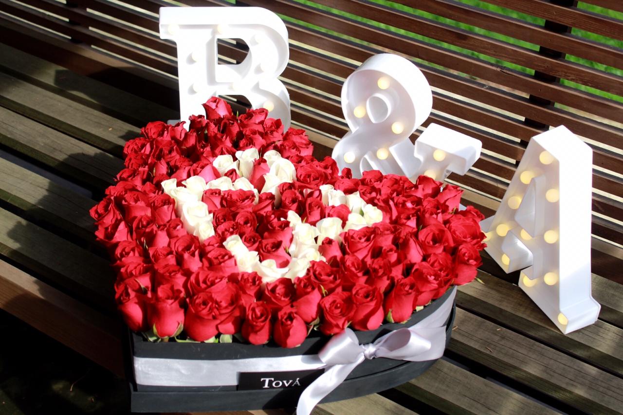 Corazón en caja de madera con aproximadamente 120 rosas naturales.