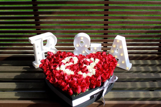 Corazón en caja de madera con aproximadamente 120 rosas naturales.