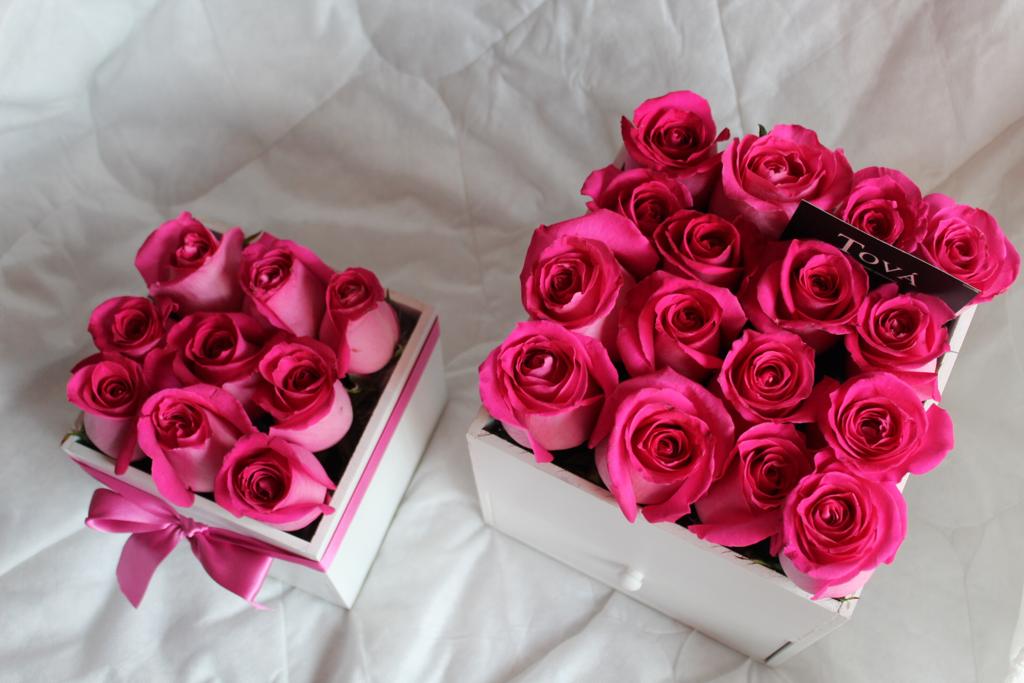 Más de 20 rosas de invernadero con una caja de 24 chocolates ferrero; caja de madera rígida y reutilizable.