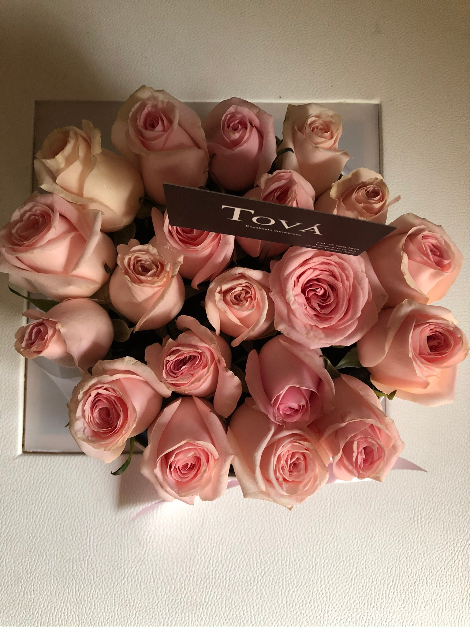 20 rosas de invernadero sobre caja de madera rígida.