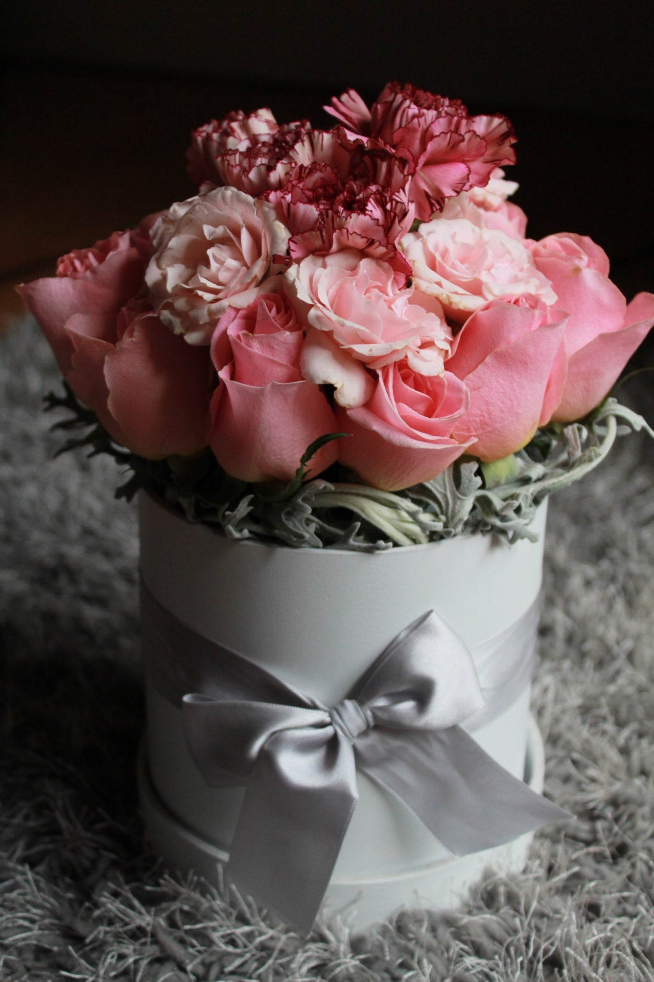Rosa de invernadero con mini rosas y claveles; caja de carton rígido.