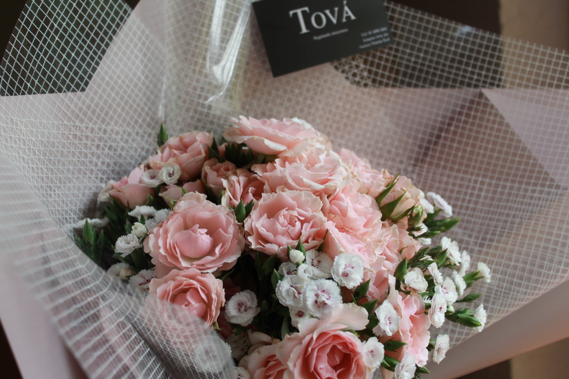 Bouquet de mini rosas con follaje.