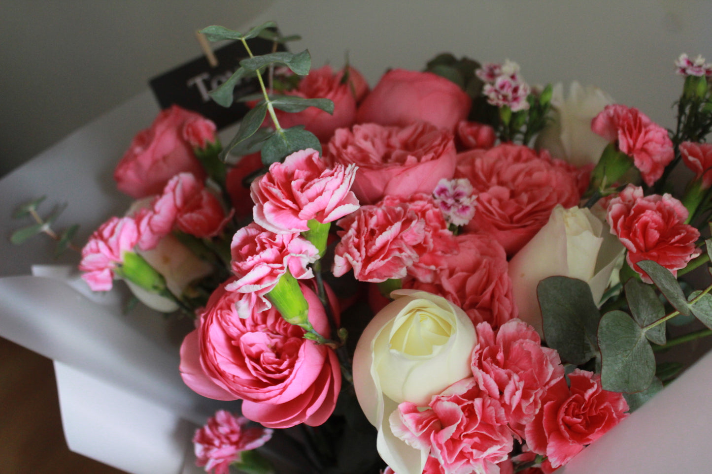 Rosas inglesas, claveles, rosas de invernadero y follaje.