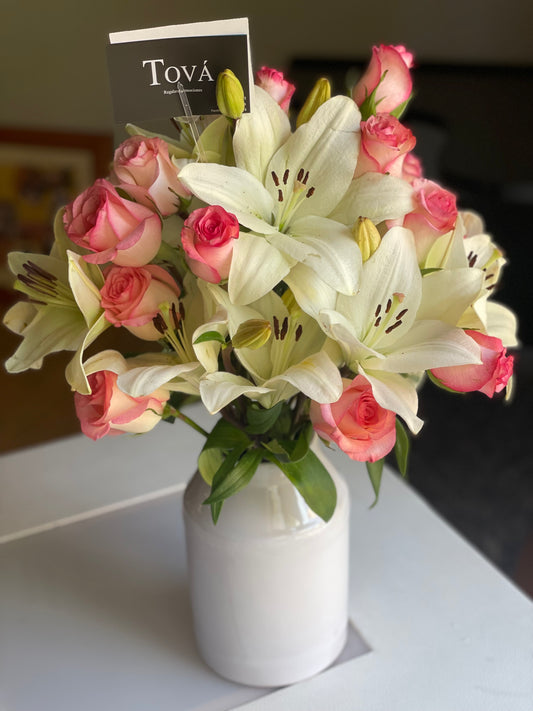 Arreglo de Lilis con Rosas sobre florero de cerámica.